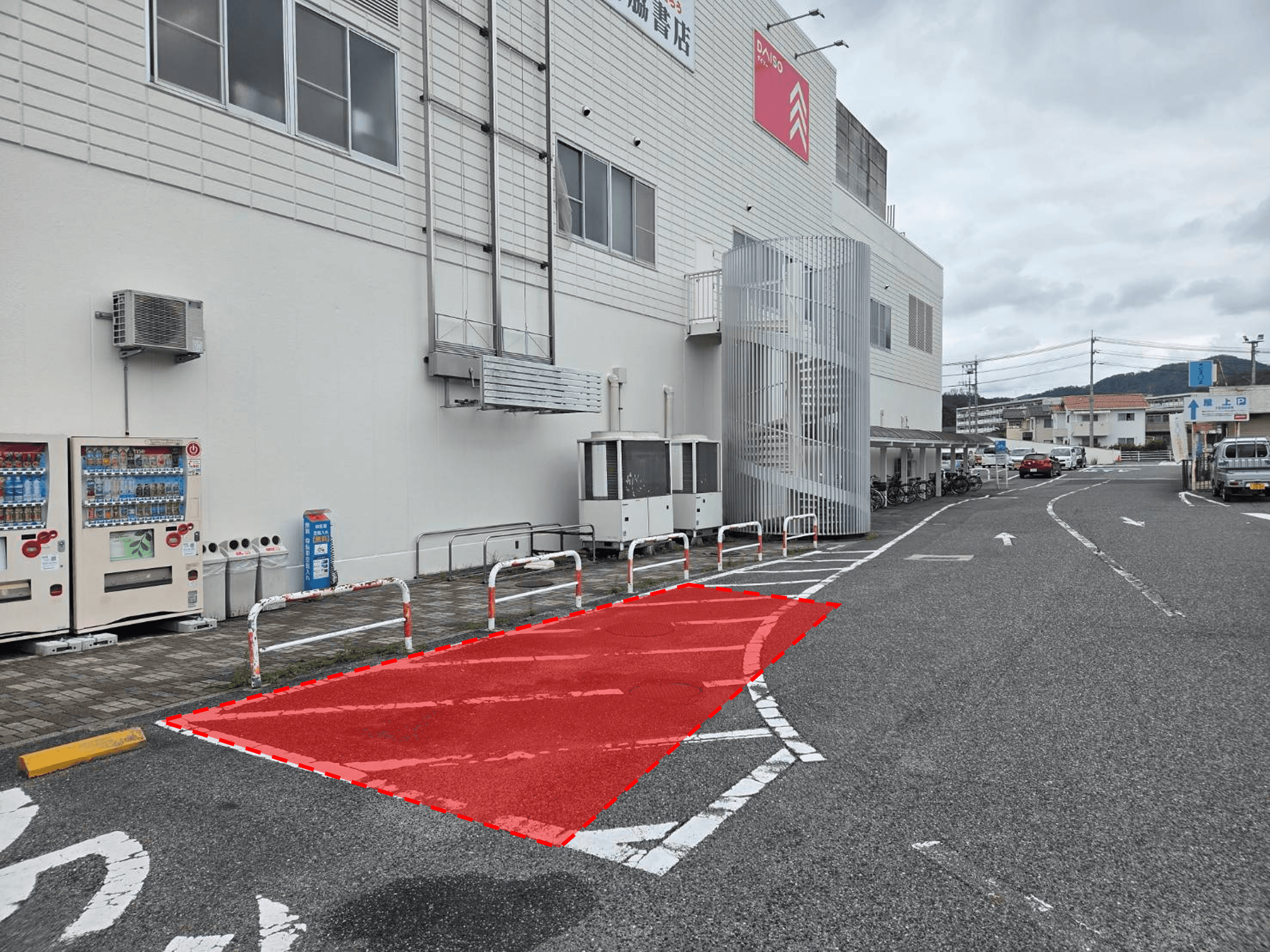 キッチンカーに最適なスーパーマーケット食品売場入口横の屋外催事イベントスペース