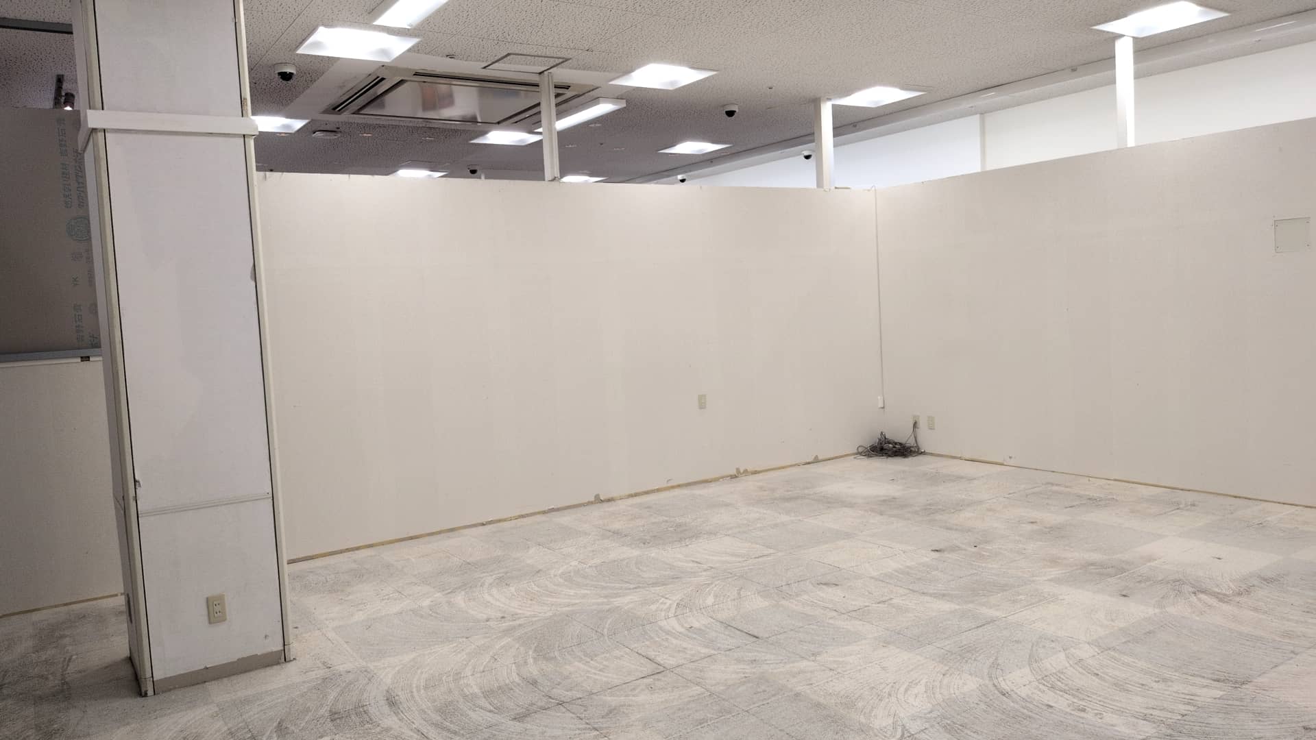ドラッグストア、携帯ショップ横スペース