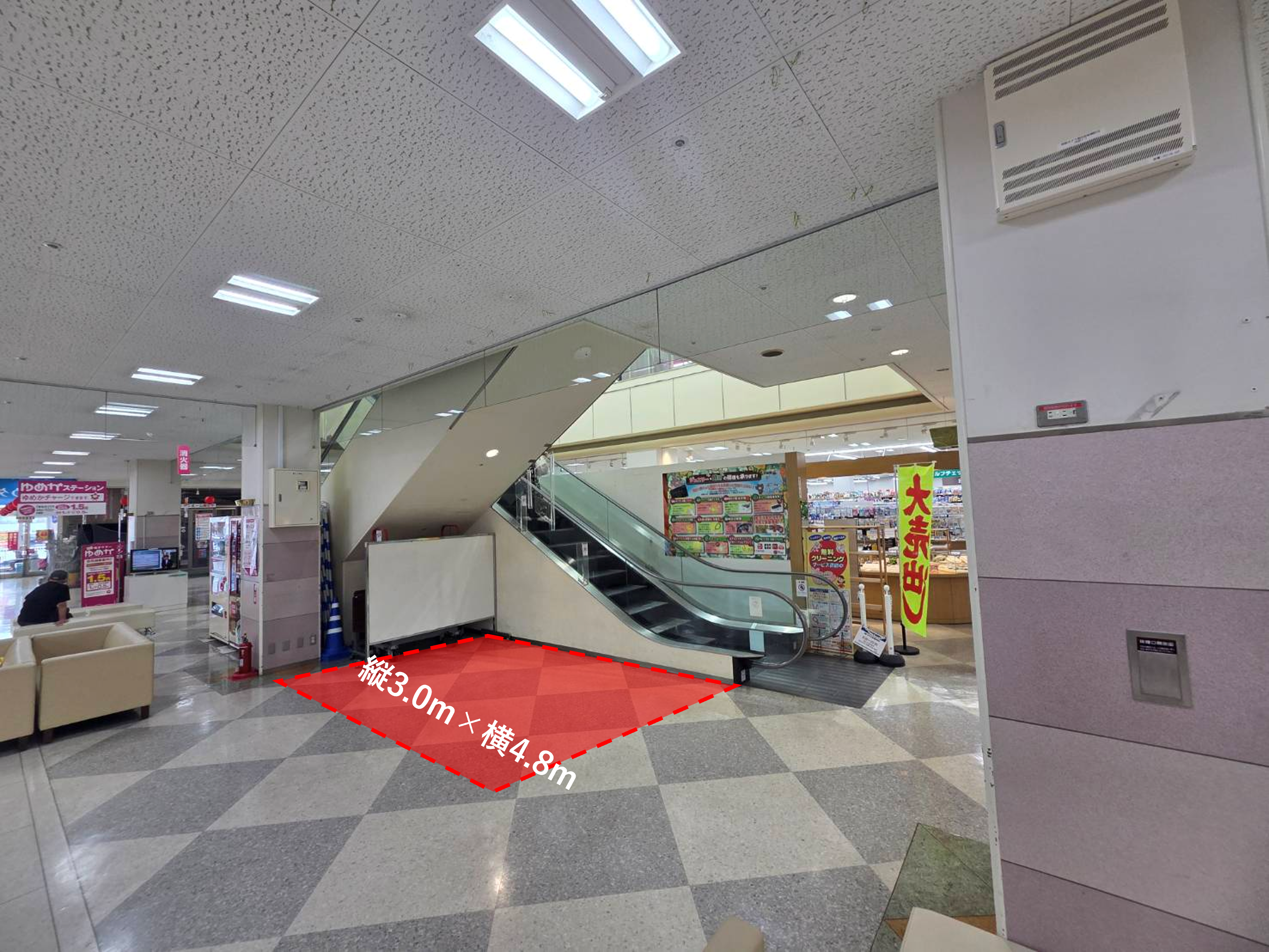 1階エスカレーター横 各種プロモーションに最適な商業施設内の屋内催事イベントスペース