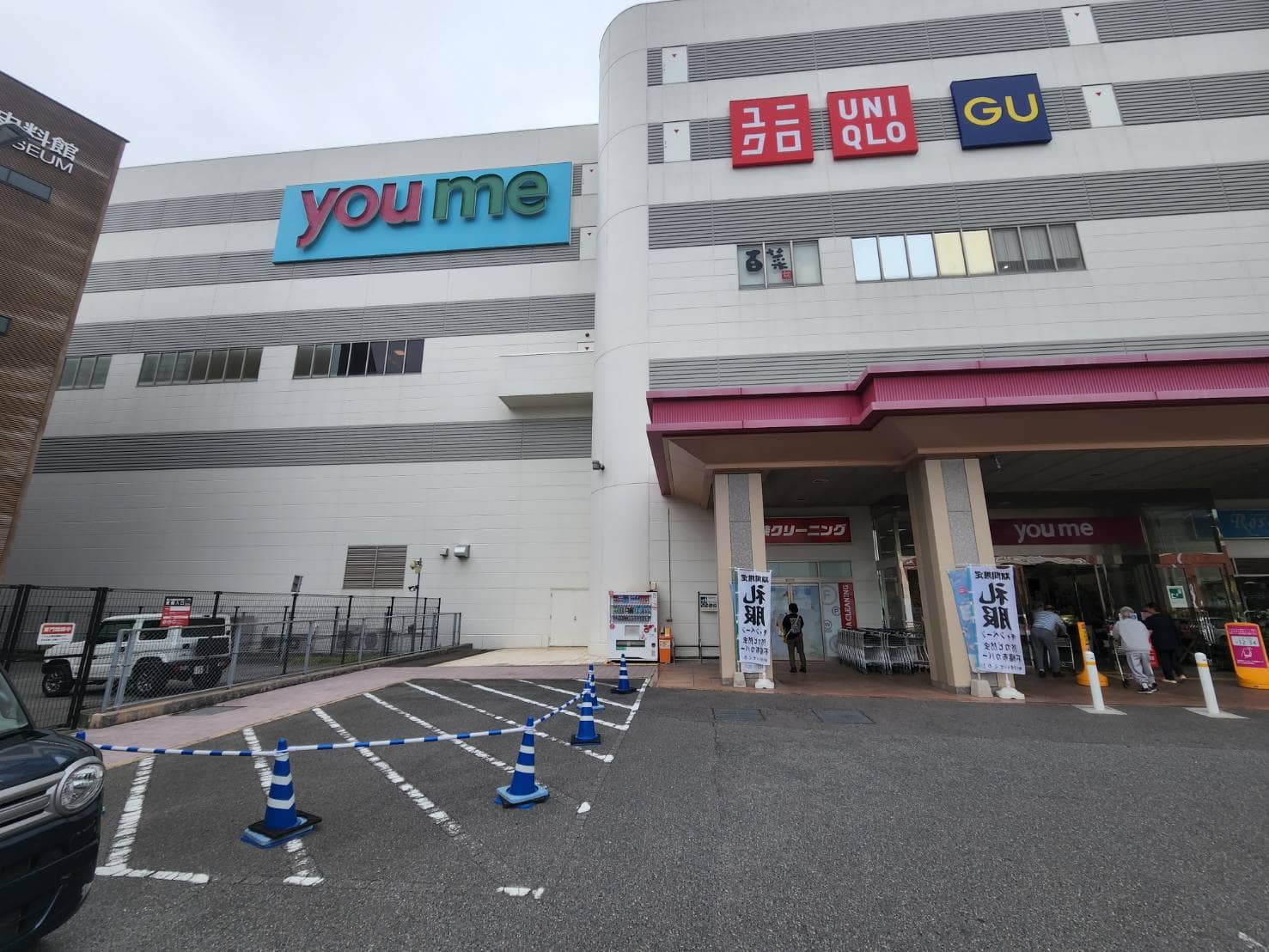 キッチンカーに最適な商業施設入口前の屋外催事イベントスペース